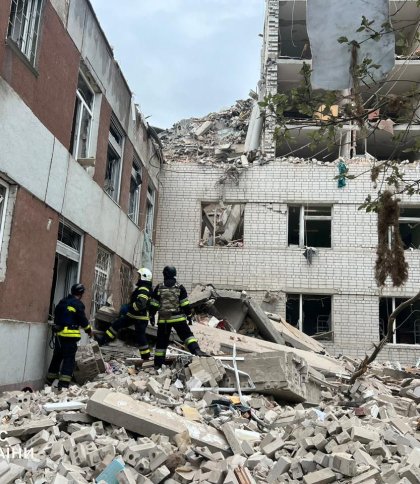 Фото зруйнованої внаслідок російської атаки будівлі в Чернігові