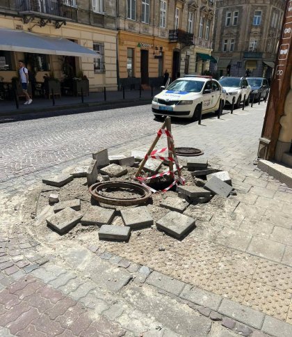 На вулиці у центрі Львова вибухнули два люки