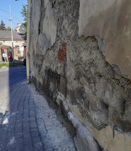 Поблизу собору Святого Юра у Львові на голови пішоходів падають шматки штукатурки (фото)