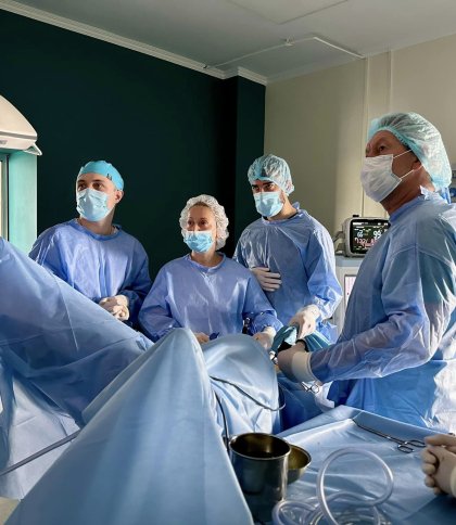 Львівські хірурги видалили пухлину на яєчниках  довжиною у чверть метра 28 річної жінки
