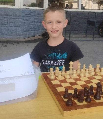 "У шахи граєш — ЗСУ допомагаєш": у Луцьку 8-річний хлопчик з Бучі допомагає армії грою в шахи