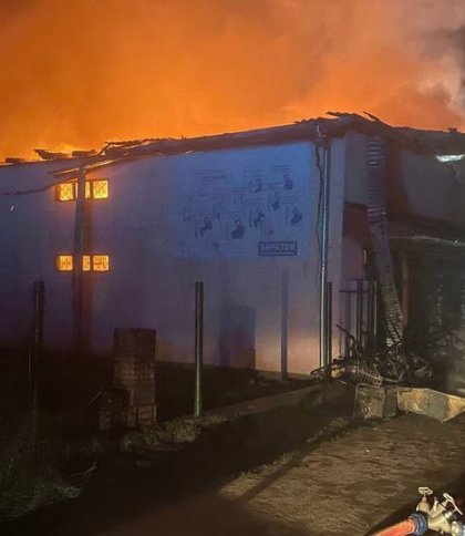 На Львівщині понад 30 рятувальників гасили масштабну пожежу в магазині будматеріалів