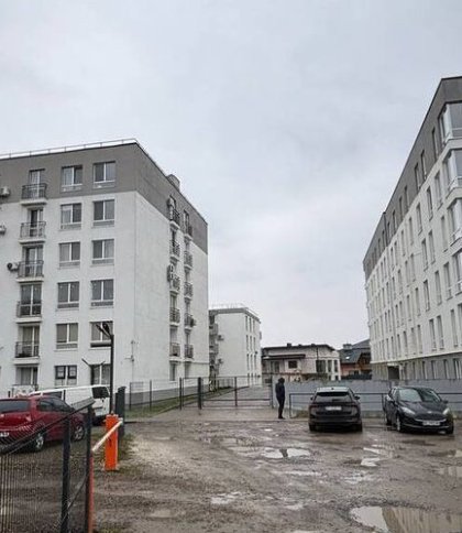 У селі біля Львова замість медцентру збудували житло із зайвими поверхами