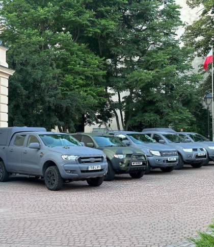 Британські волонтери передали у Львові ще 14 пікапів для українських військових