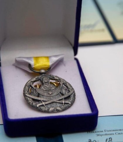 Залужний нагородив фінського офіцера нагрудним знаком «За сприяння війську»