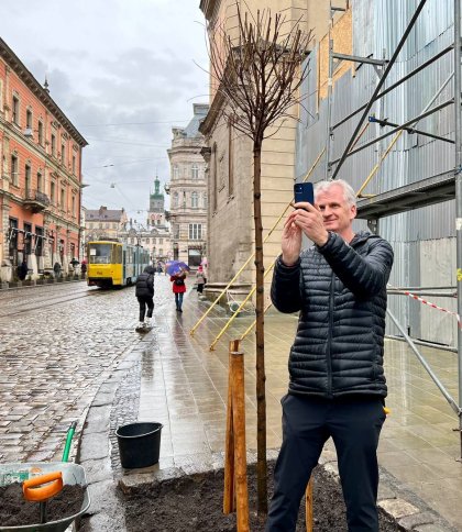 Професор Єльського університету Тімоті Снайдер посадив дерево в центрі Львова (фото)