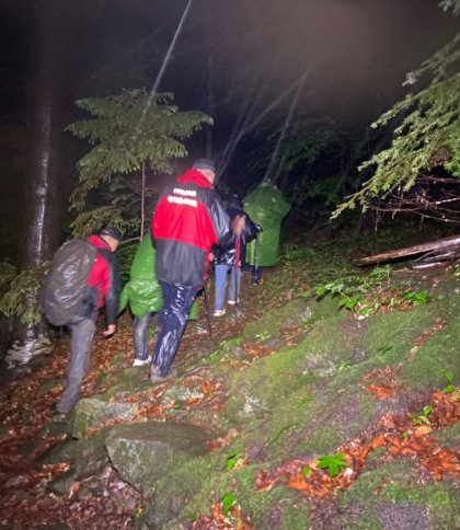 Заблукали ввечері у горах: у Карпатах рятувальники розшукали двох дівчат із Львівщини