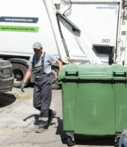 У Львові автівки, що блокуватимуть вивіз сміття із контейнерів, забиратиме евакуатор