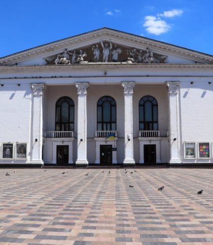 Російські агресори знищили Драматичний театр у Маріуполі, де ховалися сотні людей