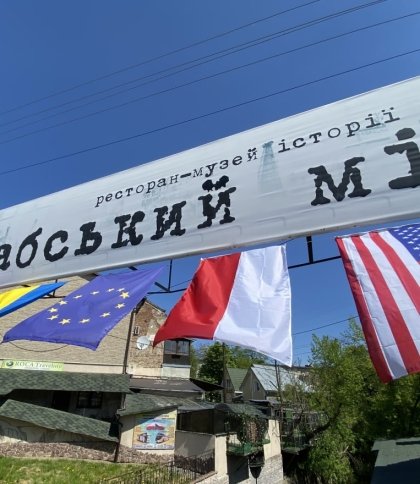 Ресторан в центрі Борислава прикрасили прапорами союзників України
