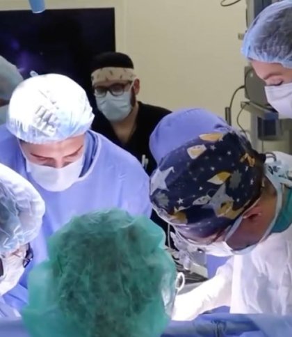 Медики провели немовляті дві операції й кажуть, що результати позитивні, скриншот з відео