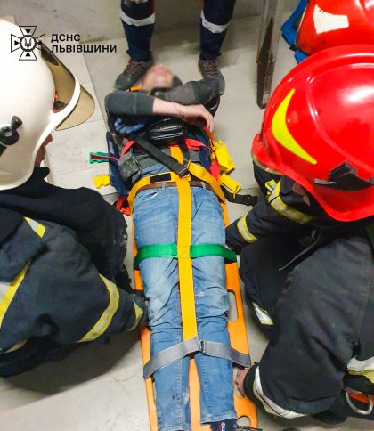 Чоловік впав на дно шахти ліфта у Львові