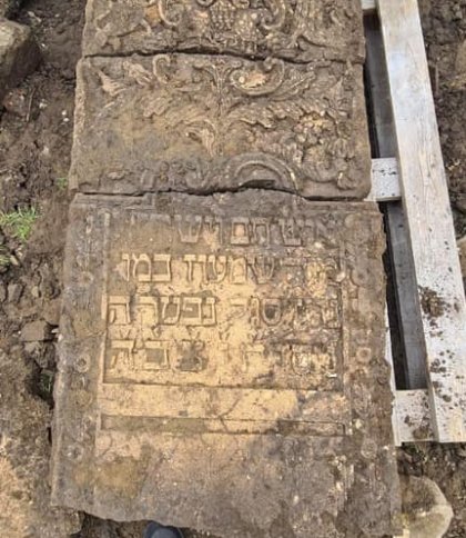Замість тротуарної плитки використовували єврейські надгробки: у Снятині з-під ніг піднімають могильні плити