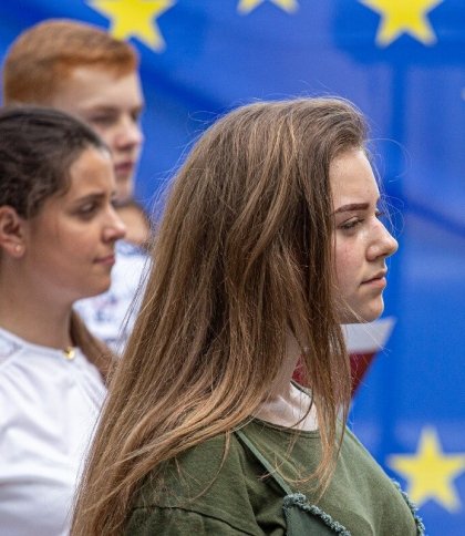 Кожен десятий молодий українець мріє виїхати за кордон: опитування