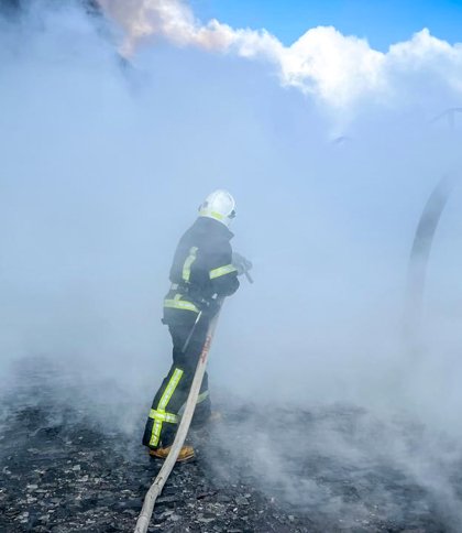 Рятувальники вже понад три години гасять масштабну пожежу на складі біля Львова