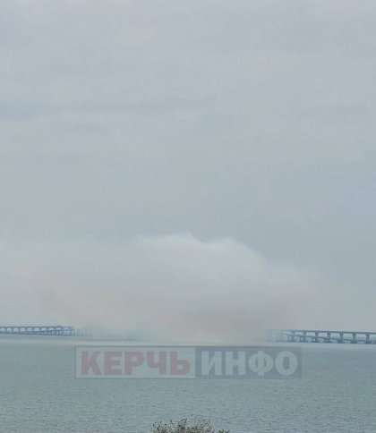 Над Кримським мостом видно дим, рух перекривали (фото)