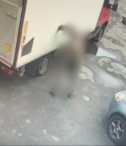 У Львові на Стрийській нетверезий чоловік прорізав колесо службової автівки пошти