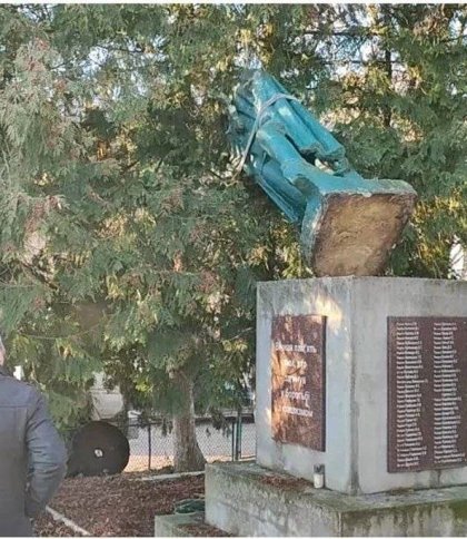 Розібрались із черговою комуністичною спорудою: на Золочівщині демонтували пам'ятник радянському солдату