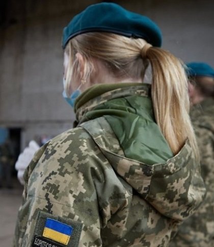 Жінки можуть добровільно ставати на військовий облік: Зеленський підписав закон
