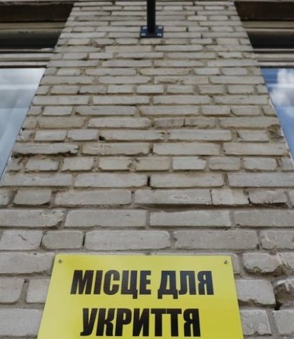 Ні води, ні туалету, лише табличка: у Львові скаржаться на необладнане укриття