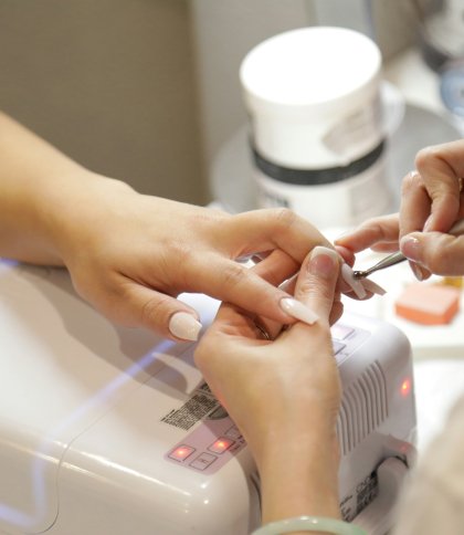 Ідеї манікюру на листопад: поєднання затишку осені та блиску свят