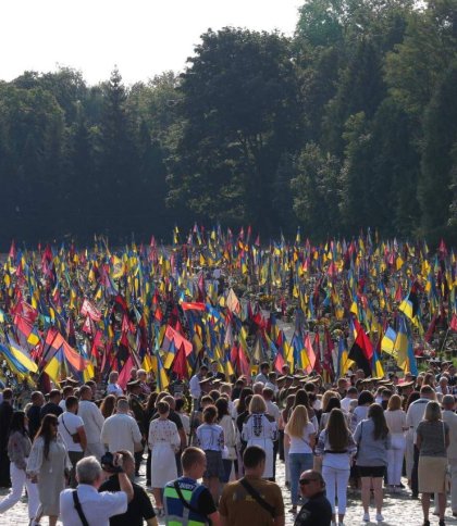 Сотні львів'ян прийшли на Марсове поле вшанувати полеглих бійців (фото)