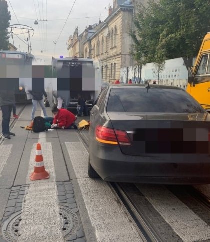 ДТП на Личаківській: авто збило жінку з двома дітьми