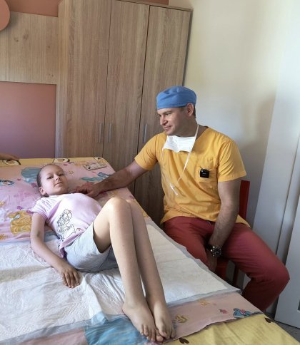 Американський хірург у Львові прооперував 13 дітей з викривленням хребта