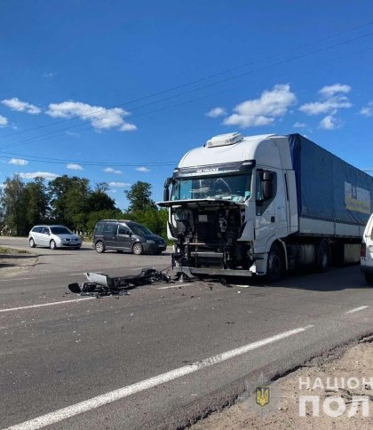 ДТП на Львівщині: 82-річний водій врізався у вантажівку