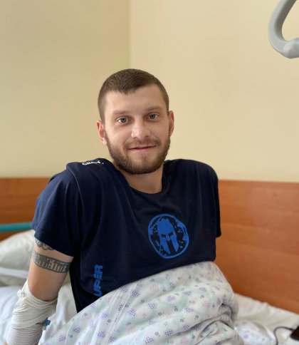 Щоб врятуватись, повзли замінованим полем: львівські лікарі рятують роздроблену ногу захисника