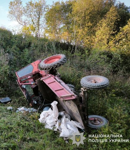 На Самбірщині п’яний водій перекинувся на тракторі: постраждали двоє