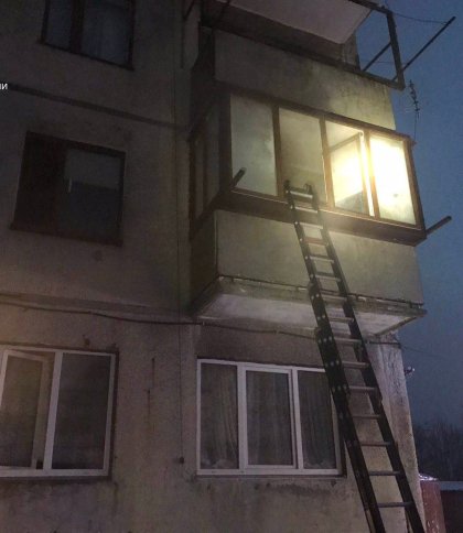 У Жовкві з охопленої вогнем квартири пожежники врятували чоловіка з 5-місячною дитиною
