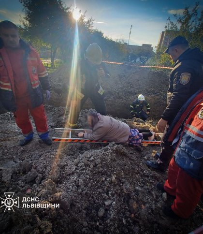 У Львові 81-річну жінку з двометрової траншеї діставали рятувальники