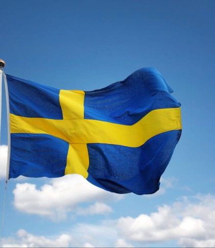 Прапор Швеції розвівається над містом