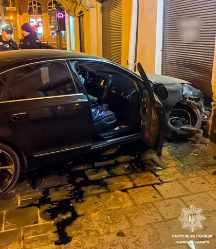 У центрі Львова п’яний водій Audi влетів у будинок. Фото: Патрульна поліція