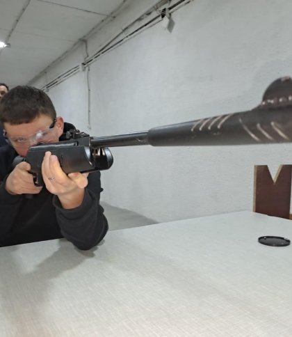Львівських школярів навчають стрільби у лазерному тирі (фото)