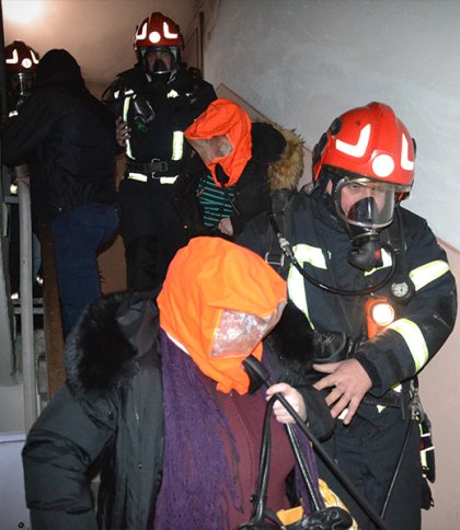 Львівські вогнеборці врятували мешканців багатоповерхівки під час нічної пожежі