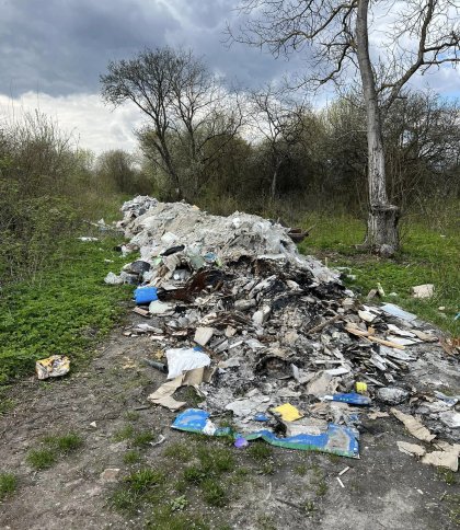 Дорога тепер непроїзна: львів'яни скаржаться на купи будівельного сміття