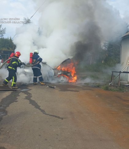 Була повністю охоплена вогнем: рятувальники ліквідували пожежу машини