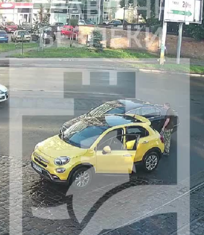 У Львові на перехресті сталася автопригода (відео)