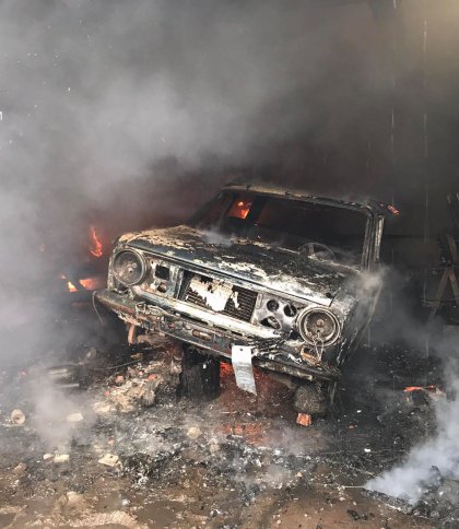 Під Львовом в гаражі згорів автомобіль, трактор та будівлі поруч вдалось врятувати (фото)