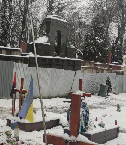 На Марсовому полі у Львові здійснили наругу над могилами військових, поліція відкрила справу