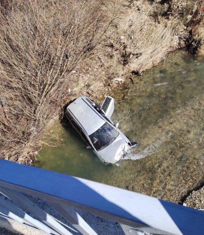З’їхав із моста в річку: на Самбірщині водій автомобіля Opel Astra не впорався з керуванням