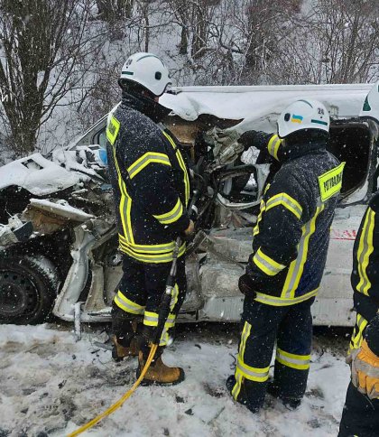 ДТП на Львівщині: рятувальники дістали з автівки тіло загиблого