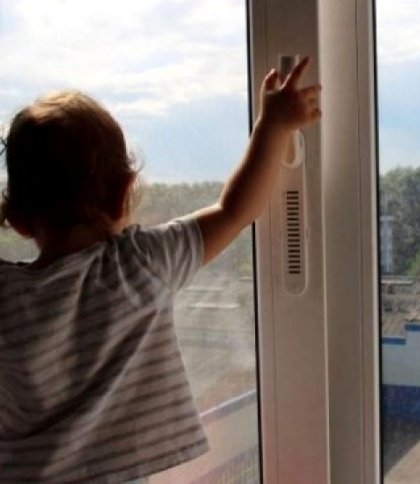 Дитина біля вікна, фото умовне