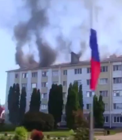 У Бєлгородській області палає адміністративна будівля (відео)