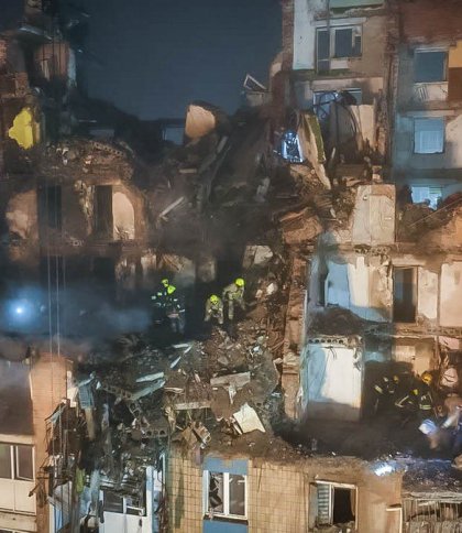У Тернополі третю добу розбирають завали зруйнованої після російської атаки багатоповерхівки