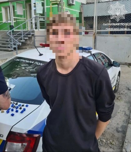 Перейшов дорогу на "червоне": у Львові випадково затримали закладчика наркотиків