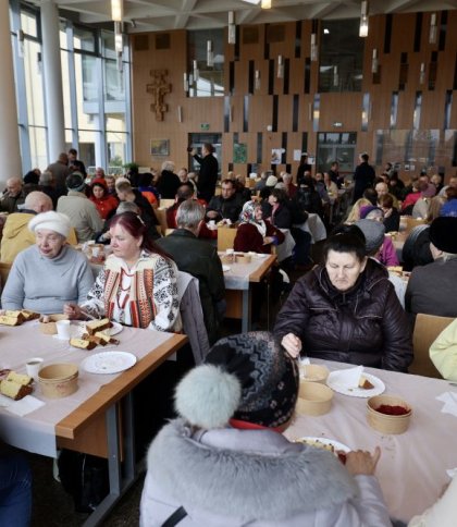 У Львові для потребуючих людей організували Великодній сніданок