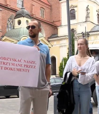 Українці мітингували перед консульством у Вроцлаві: вимагали видати чоловікам паспорти